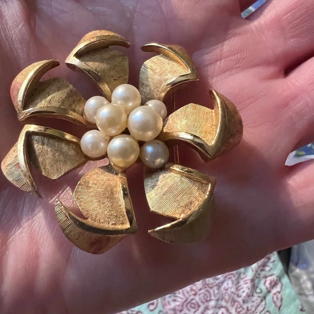 Vintage Trifari Flower Brooch Pin Pearl Center